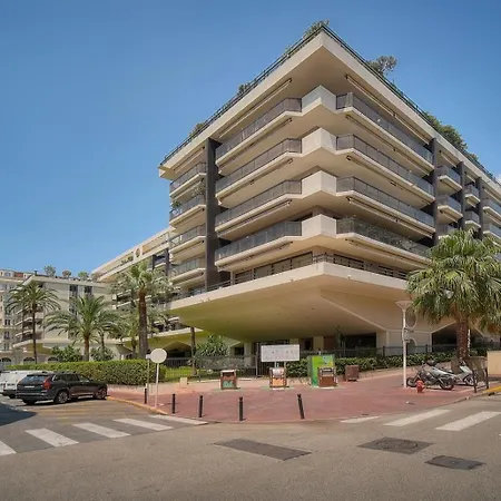 Proche Carlton One Bedroom شقة